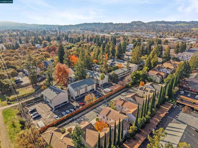 2720 Oak Rd, Walnut Creek CA: https://media.crmls.org/mediaz/6317b57d-fa44-4fea-8c34-084b6ddebf7d.jpg