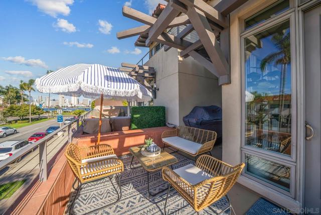 141 Orange Ave, Coronado CA: https://media.crmls.org/mediaz/631857f2-5aa3-47cf-b6ea-e4c442e67ce7.jpg