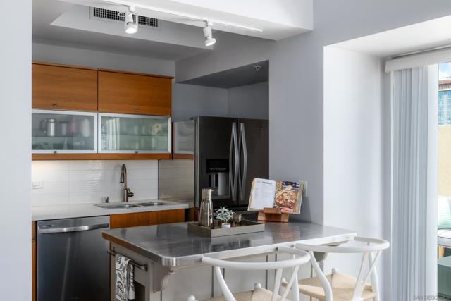 350 W Ash St, San Diego CA: https://media.crmls.org/mediaz/631a5cb6-ed68-4ddb-ad40-7002afd2ff3c.jpg