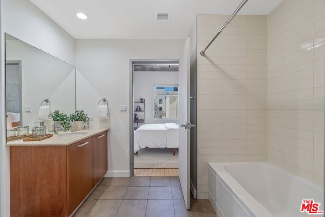 645 W 9th Street, Los Angeles CA: https://media.crmls.org/mediaz/631a9b58-0708-4946-8993-c870ab803263.jpg