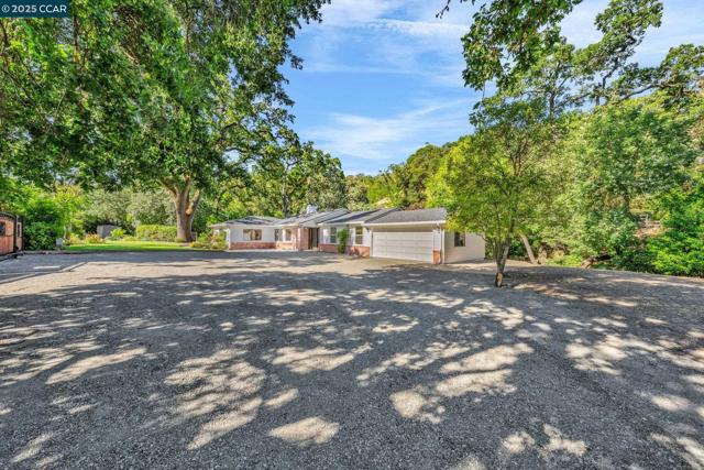 205 Castle Hill Ranch Rd, Walnut Creek CA: https://media.crmls.org/mediaz/631b1d6d-fb37-4b92-8368-55c85d6eb328.jpg