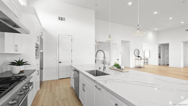 16925 Old Coach Rd, Poway CA: https://media.crmls.org/mediaz/631bba3a-b1b9-4434-a3f7-e5f96fa3daa2.jpg