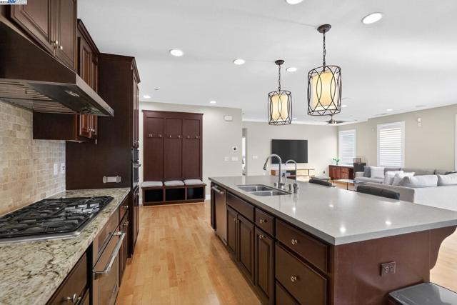 3231 Central Pkwy, Dublin CA: https://media.crmls.org/mediaz/631bf24a-625b-4ca0-a7b2-5c32e4bf7374.jpg