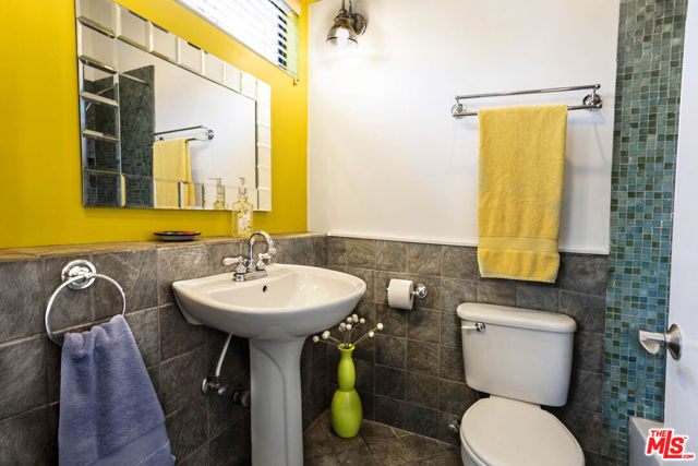 5920 Chula Vista Way, Los Angeles CA: https://media.crmls.org/mediaz/631cae6f-70aa-4664-beb6-4a0837148481.jpg