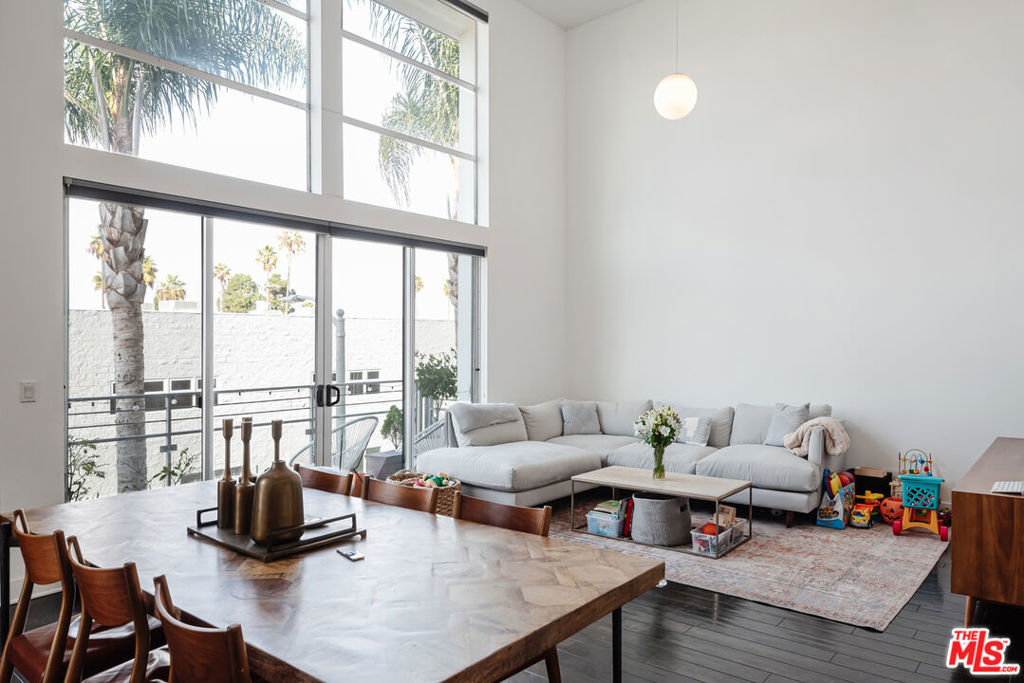 https://media.crmls.org/mediaz/631d3339-bddc-41be-b075-06477dbca55a.jpg?preset=X-Large