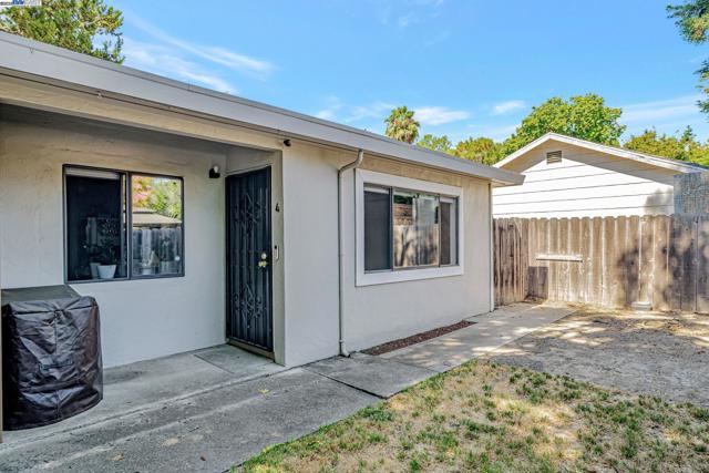 4655 Augustine St, Pleasanton CA: https://media.crmls.org/mediaz/631db1de-3c42-42eb-a860-7200da697ae9.jpg