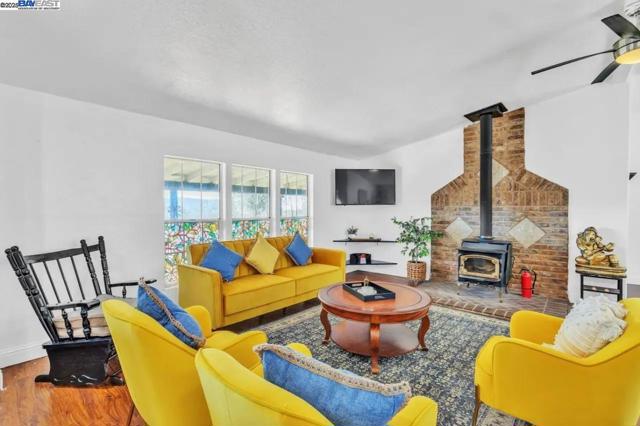 1170 Graceland Pl,  CA: https://media.crmls.org/mediaz/631e5eb1-441a-4141-b3c4-4961c732ad26.jpg