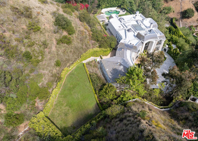 10509 Vestone Way, Los Angeles CA: https://media.crmls.org/mediaz/631ee54b-031d-49c9-a9ba-a50de6dae9d2.jpg
