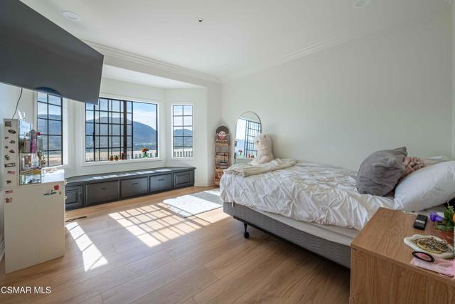 11300 Highridge Court, Camarillo CA: https://media.crmls.org/mediaz/631f03d2-b0e9-4eec-aa27-38d5e4276a4f.jpg