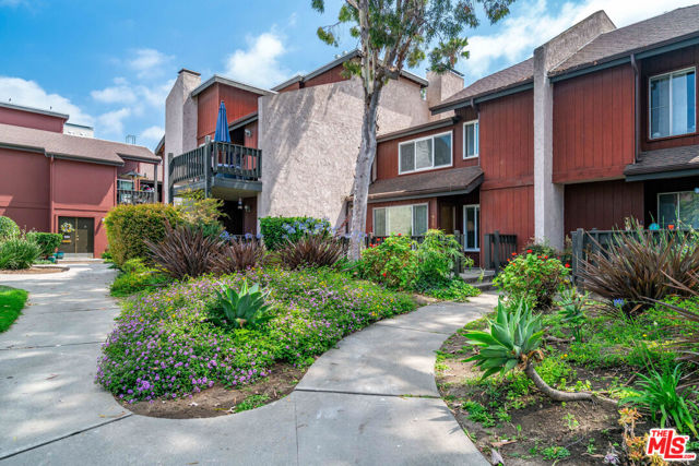 4939 Maytime Lane, Culver City CA: https://media.crmls.org/mediaz/632061f1-5a29-4906-aa1d-2aab8e4ef434.jpg