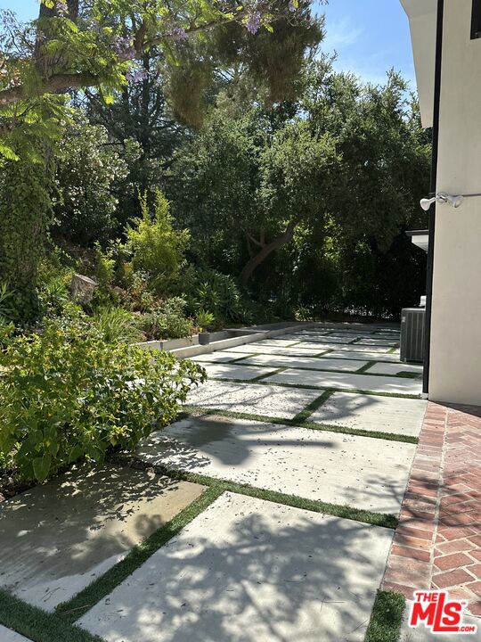 https://media.crmls.org/mediaz/63208867-476d-4413-bb76-80e7d78c94eb.jpg?preset=X-Large