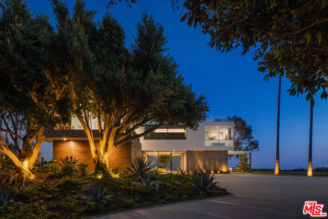 5601 Kanan Dume Road, Malibu CA: https://media.crmls.org/mediaz/6320d4c2-bfa4-415c-b839-990cf8b92f6a.jpg