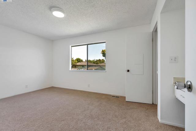 2274 Peacock Pl, Union City CA: https://media.crmls.org/mediaz/6320d4c5-7a25-4dc8-aae9-49d71aad2dcf.jpg