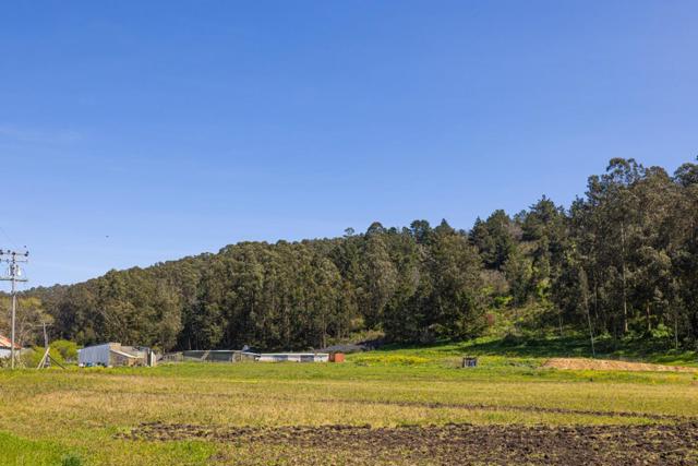 925 Miramontes Street, Half Moon Bay CA: https://media.crmls.org/mediaz/6321378a-928e-4f56-9749-58a8bf5ef270.jpg