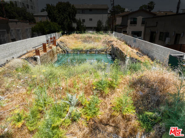 340 N Edinburgh Avenue, Los Angeles CA: https://media.crmls.org/mediaz/63217775-2fd9-43ea-9e6f-44d385e71758.jpg