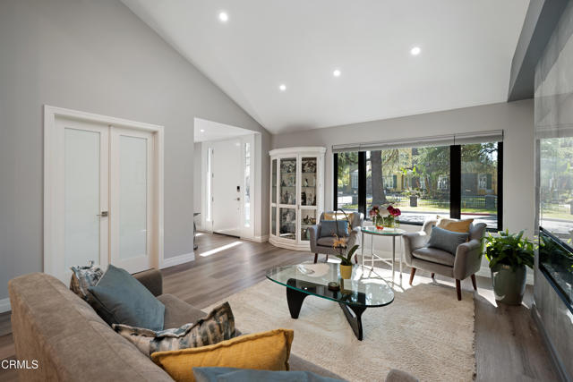4428 Oakwood Avenue, La Canada Flintridge CA: https://media.crmls.org/mediaz/6321e8ab-ac8f-4e36-9990-b45c3328d19c.jpg