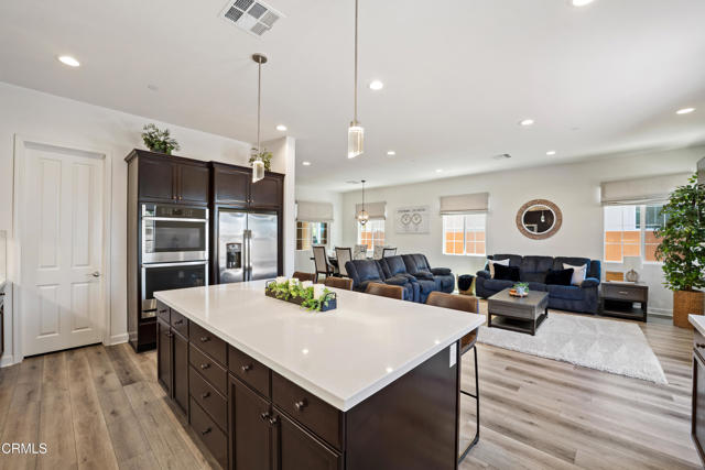 1521 Thorpe Trail, Oxnard CA: https://media.crmls.org/mediaz/6322118e-774d-4686-9ce2-38212a28bb13.jpg