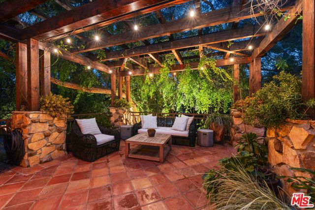 5045 Oakdale Avenue, Woodland Hills CA: https://media.crmls.org/mediaz/63222b8c-6ac8-4424-bd32-01379e7a9148.jpg