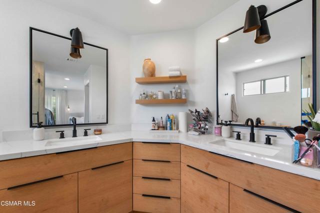 2658 Morning Grove Way, Thousand Oaks CA: https://media.crmls.org/mediaz/6322f41e-e3c3-4edf-9052-86cda44727ab.jpg