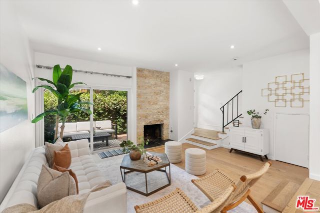 28 Village, Santa Monica CA: https://media.crmls.org/mediaz/6323073d-da50-4eb1-9c07-48004308a3d8.jpg