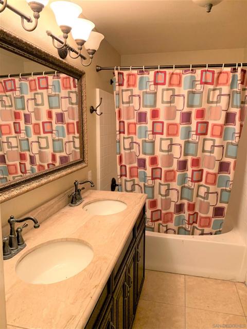 12374 Carmel Country Rd, San Diego CA: https://media.crmls.org/mediaz/6323e68e-71dc-42f9-844c-0a9bb98b961e.jpg