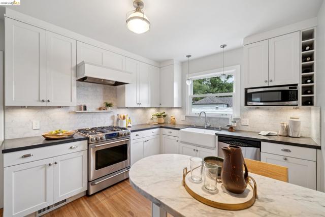 Image 16 of 46 For 741 Grosvenor Pl