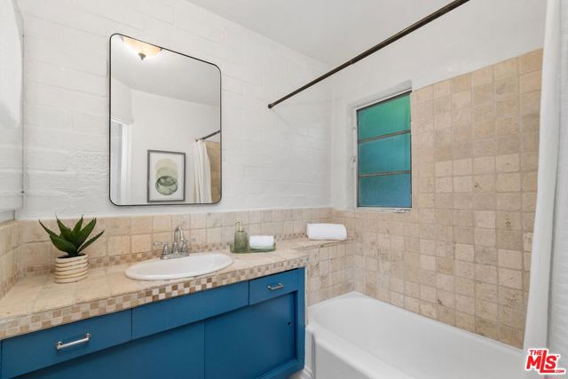 10431 Seabury Lane, Los Angeles CA: https://media.crmls.org/mediaz/63244ec1-cc54-4113-8e75-769176916c4e.jpg