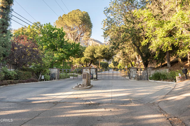 2330 Crystal Lane, Pasadena CA: https://media.crmls.org/mediaz/63252e5c-7120-4c3d-b5e1-1b817cde766e.jpg