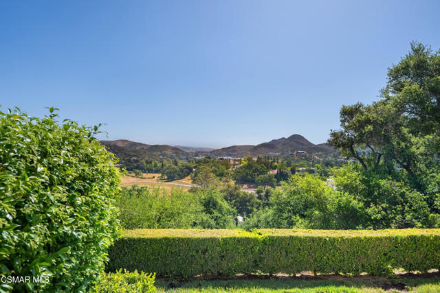 2366 Heatherbank Court, Lake Sherwood CA: https://media.crmls.org/mediaz/6325336b-81dd-420d-98b6-6d2666987ec6.jpg