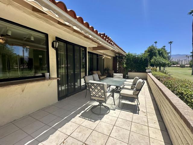 239 Santa Barbara Circle, Palm Desert CA: https://media.crmls.org/mediaz/6325ed03-0334-4bda-8006-d183c61633fb.jpg