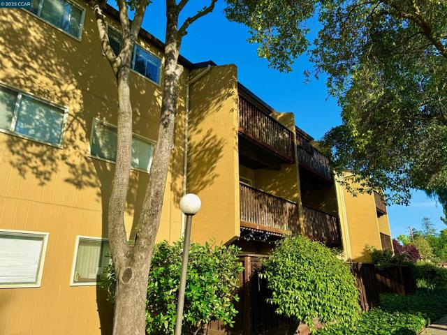 1060 Oak Grove Rd, Concord CA: https://media.crmls.org/mediaz/6326490c-6e22-40c8-b75d-dcedeca40e0a.jpg