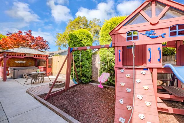1647 Schooner Court, Santa Cruz CA: https://media.crmls.org/mediaz/6326d313-a1ab-4db2-8211-a1167c4799c8.jpg