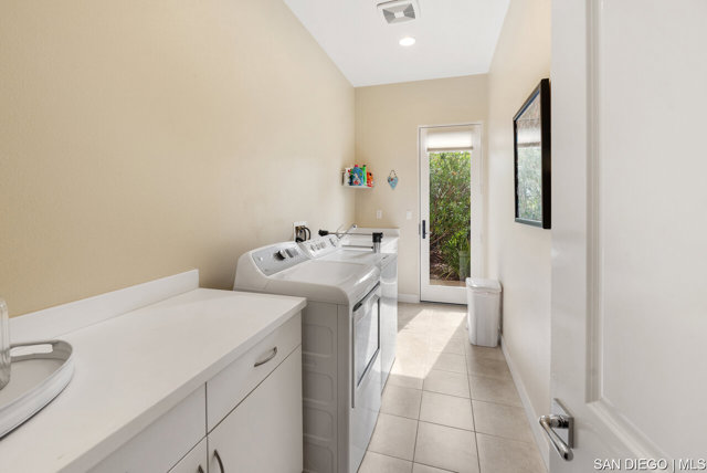 15234 Maple Grove LN, San Diego CA: https://media.crmls.org/mediaz/6327bc4d-fc3f-4636-b79e-82c87fb0e95a.jpg