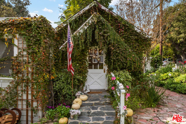 19544 Bowers Drive, Topanga CA: https://media.crmls.org/mediaz/6327cd0e-894c-4efc-b9e4-c77f4a8e5981.jpg