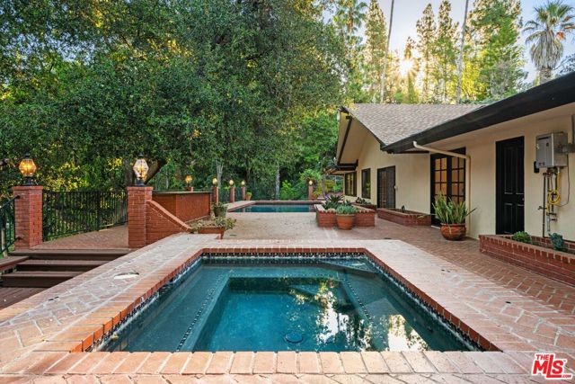 17449 Sumiya Drive, Encino CA: https://media.crmls.org/mediaz/6327fd1c-dbc2-4f44-a2e2-ccd9bf5bed4c.jpg