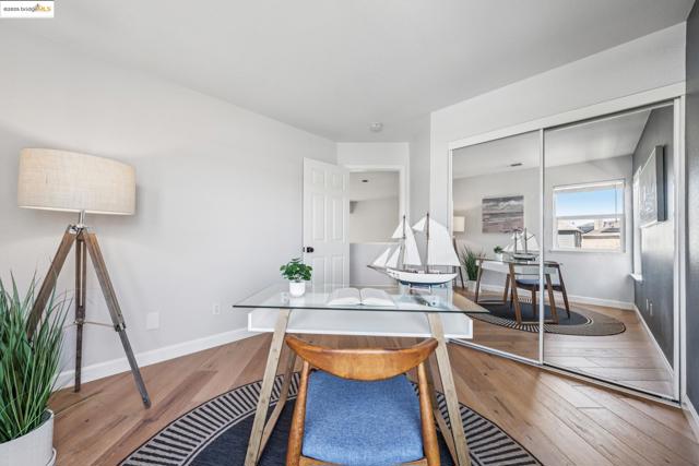 3 Harbor View Dr, Richmond CA: https://media.crmls.org/mediaz/63281d0e-1a68-41b2-b058-3afe94be9cd1.jpg