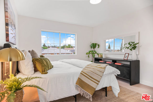 5722 Valley Ridge Avenue, Los Angeles CA: https://media.crmls.org/mediaz/63283312-6add-488d-8b5c-6ad2b7af761f.jpg