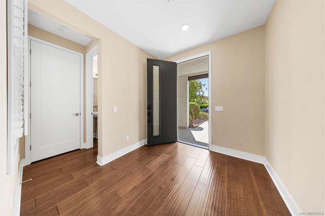 6749 Solterra Vista Pkwy, San Diego CA: https://media.crmls.org/mediaz/63285e76-5ff4-465a-bd59-31190f0d418f.jpg