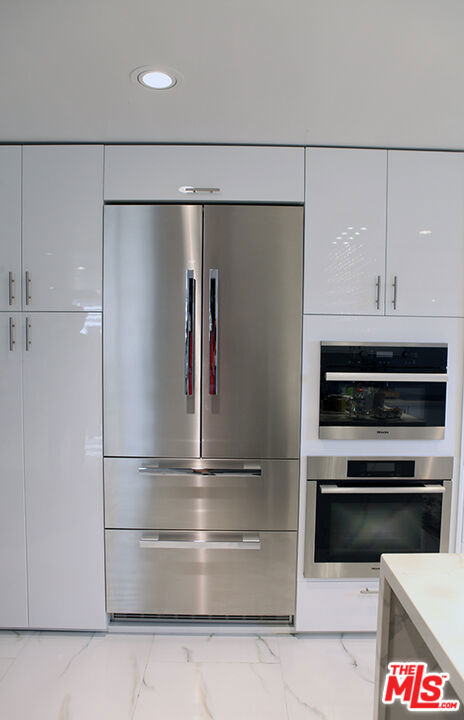 10550 Wilshire Boulevard, Los Angeles CA: https://media.crmls.org/mediaz/63290d24-7a4c-457d-9548-420d6d1b5047.jpg