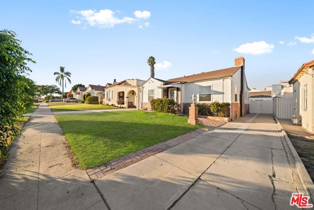 4325 W 58th Place, Los Angeles CA: https://media.crmls.org/mediaz/632a1aef-4d04-4184-a6c3-57af30b9560f.jpg