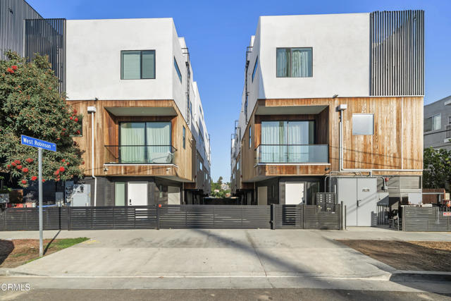 Detail Gallery Image 1 of 15 For 3221 W Robinson Lane Ln, Los Angeles,  CA 90026 - 3 Beds | 2/1 Baths
