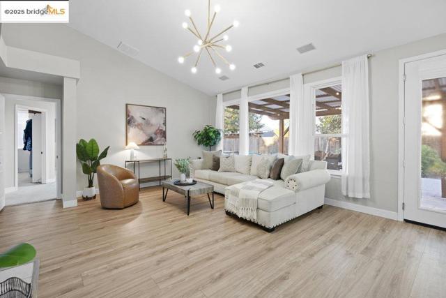 1030 Orchid Dr, Brentwood CA: https://media.crmls.org/mediaz/632f3d33-2ef1-40be-bc96-4c2192fef0e2.jpg