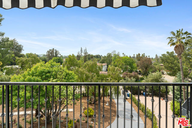 19555 Oxnard Street, Tarzana CA: https://media.crmls.org/mediaz/632f8cf0-a0d7-47c6-b155-b2d16915a4e9.jpg