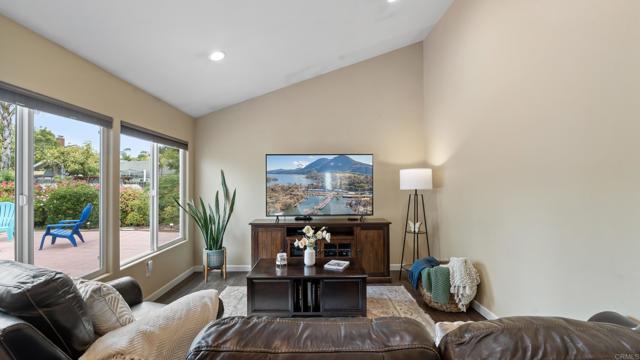 271 E Rienstra Street, Chula Vista CA: https://media.crmls.org/mediaz/6330e4a5-0608-409b-802e-6b35693ba4ab.jpg