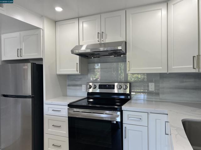 1443 Rockledge Ln, Walnut Creek CA: https://media.crmls.org/mediaz/633154fb-6c8b-4b86-8cf5-e76f52e84086.jpg