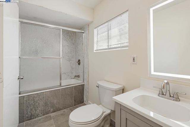 2530 Market St, Oakland CA: https://media.crmls.org/mediaz/6333a284-f48c-44d3-9bd5-bce2878a3440.jpg