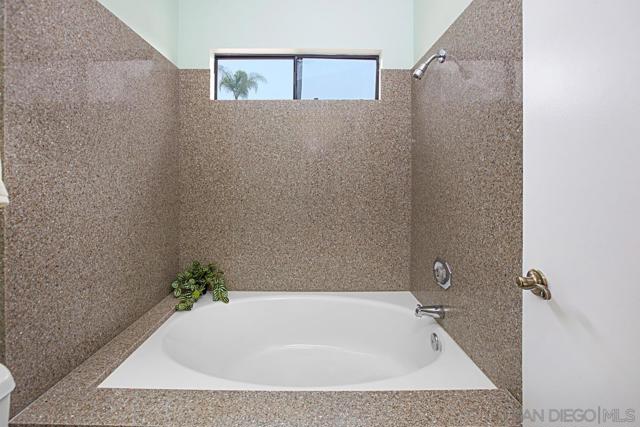 10751 Oakbend Dr, San Diego CA: https://media.crmls.org/mediaz/6333eef5-e38f-4ce4-b27a-fa86cc1c96f0.jpg