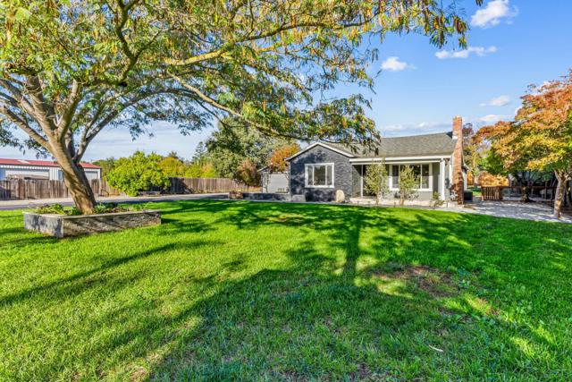 11840 Foothill Avenue, Gilroy CA: https://media.crmls.org/mediaz/63340a31-2876-44bd-ad6f-7a88403b5bb8.jpg