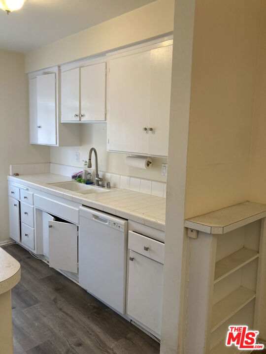 844 6Th Street, Santa Monica CA: https://media.crmls.org/mediaz/63346e5f-9dfb-441b-a4d1-5c4470ce8cff.jpg