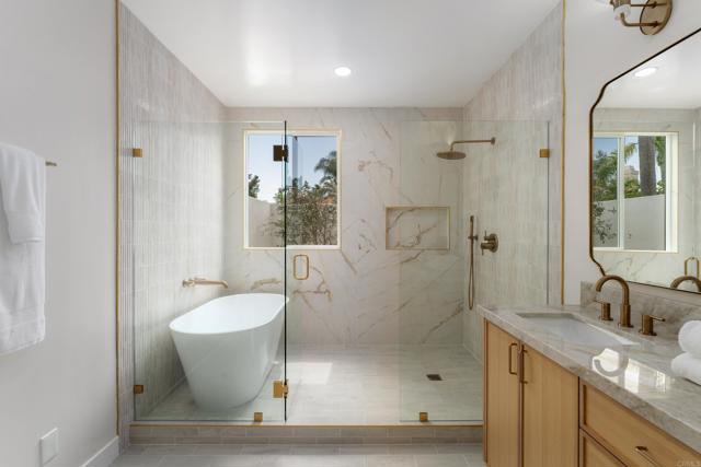 Detail Gallery Image 4 of 46 For 14004 Calle Venecia, San Diego,  CA 92130 - 4 Beds | 2/1 Baths